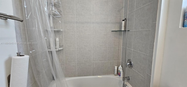 bathroom with shower / tub combo