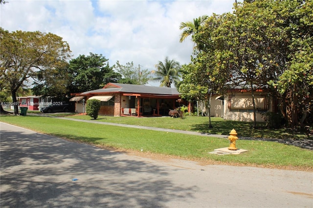 view of front of house featuring a front yard