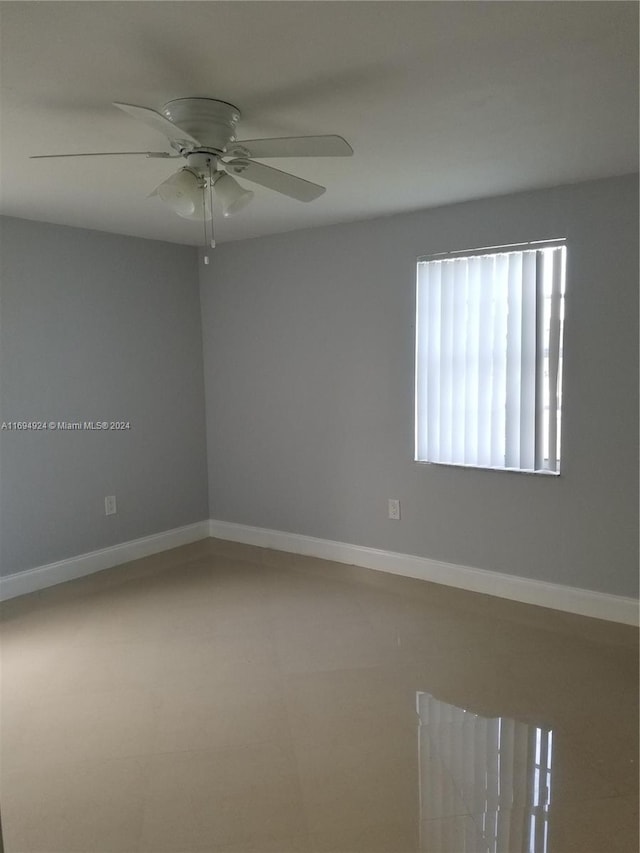 empty room with ceiling fan