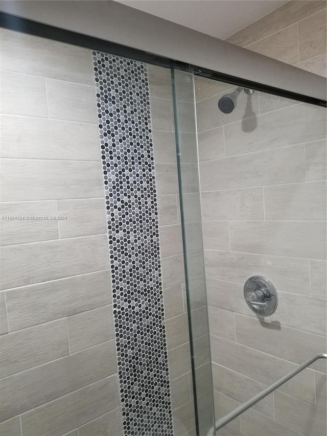 bathroom featuring tiled shower