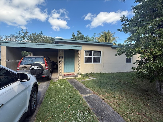 view of front of home featuring a carport and a front yard