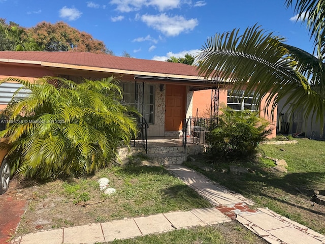 view of front facade featuring a front lawn