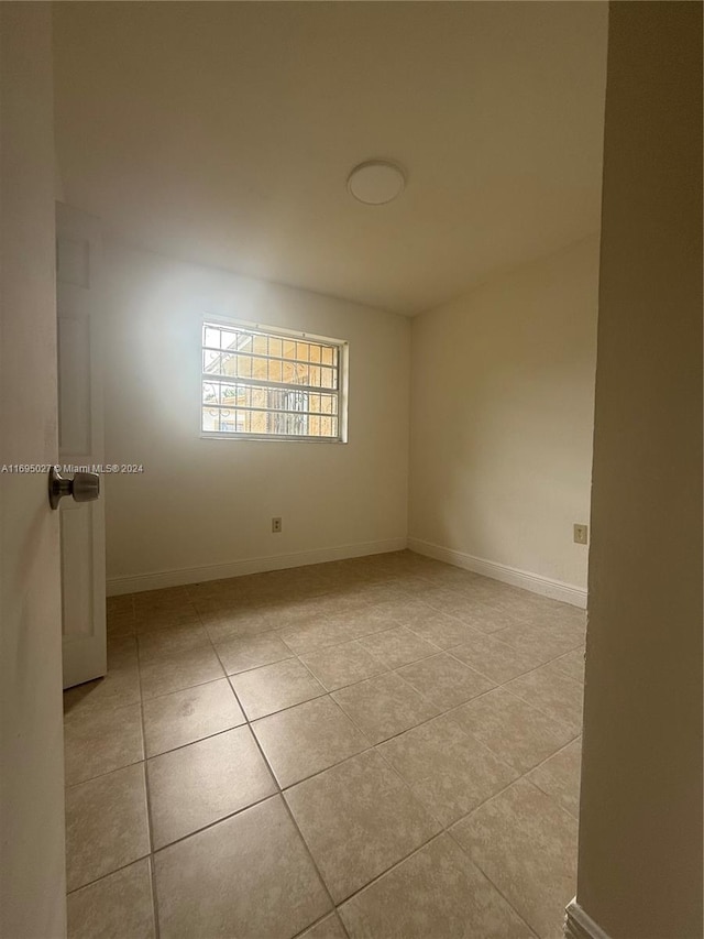 spare room featuring light tile patterned flooring