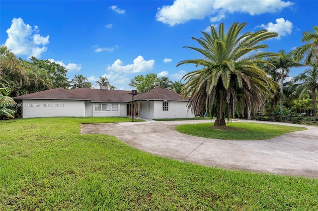 view of front of house featuring a front yard