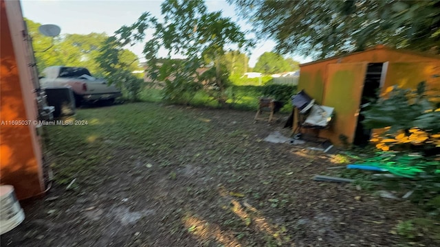 view of yard featuring a storage unit