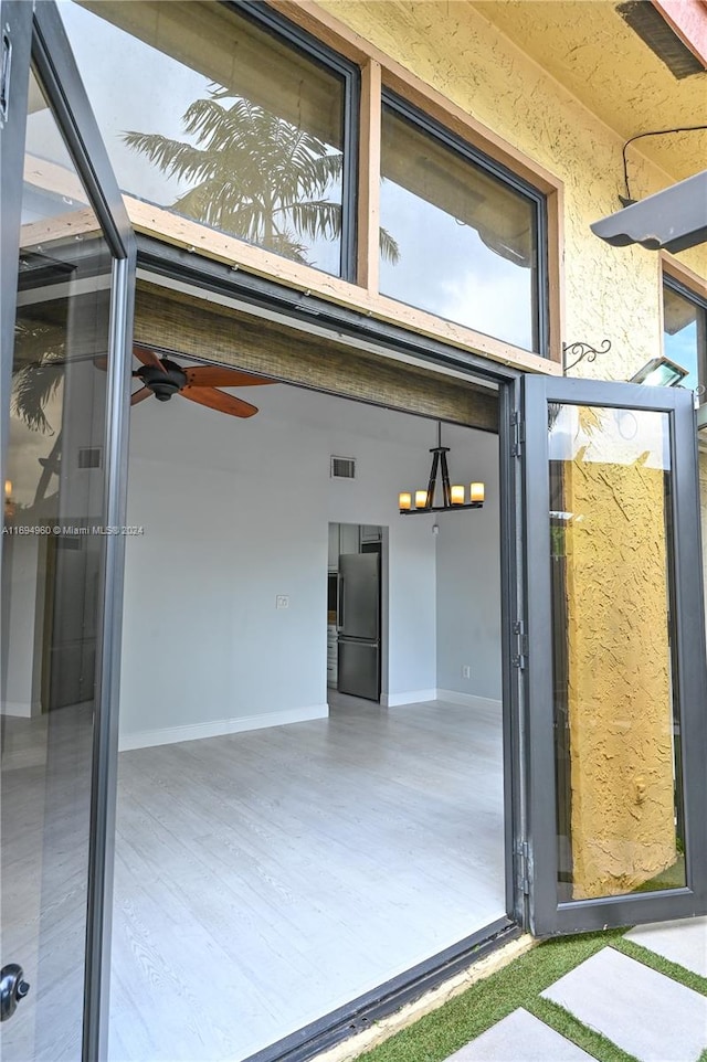 property entrance featuring ceiling fan