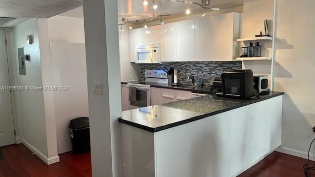 kitchen featuring stainless steel electric stove, sink, decorative backsplash, dark hardwood / wood-style flooring, and white cabinetry