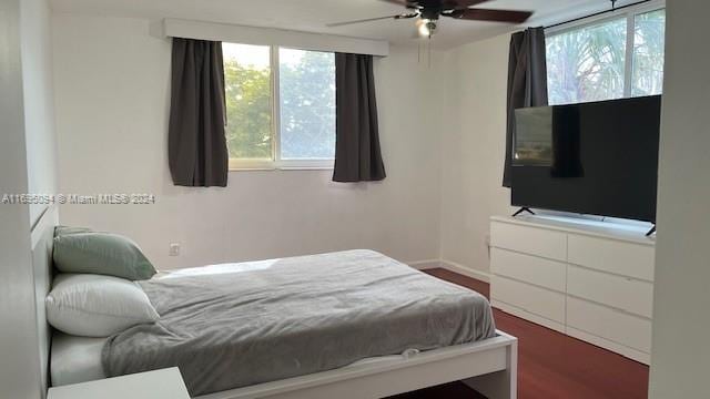 bedroom featuring ceiling fan