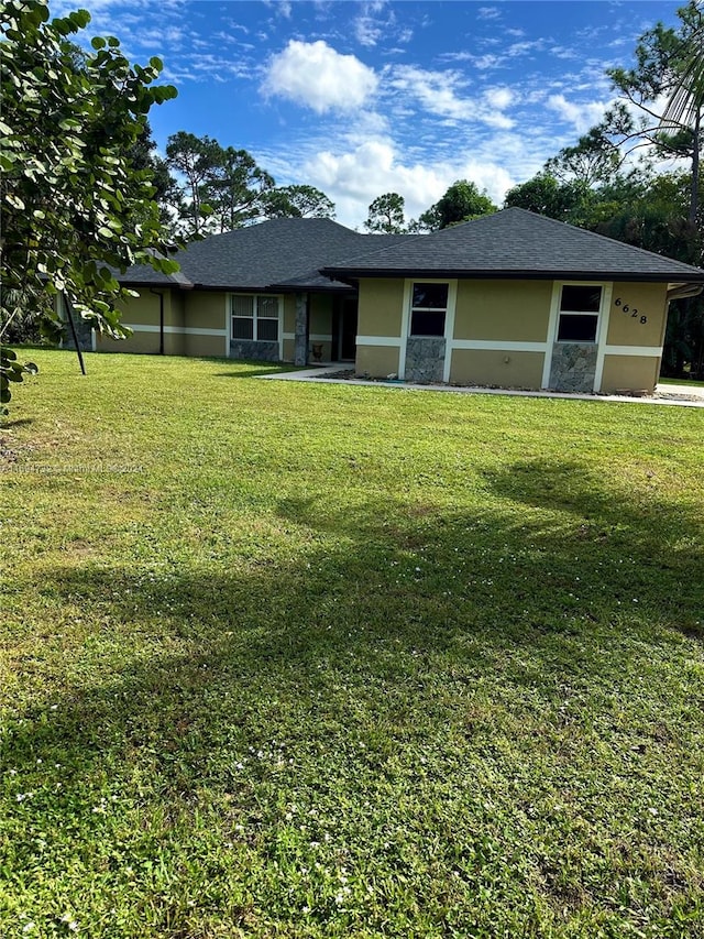 ranch-style house featuring a front yard