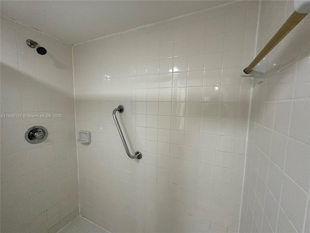 bathroom featuring tiled shower