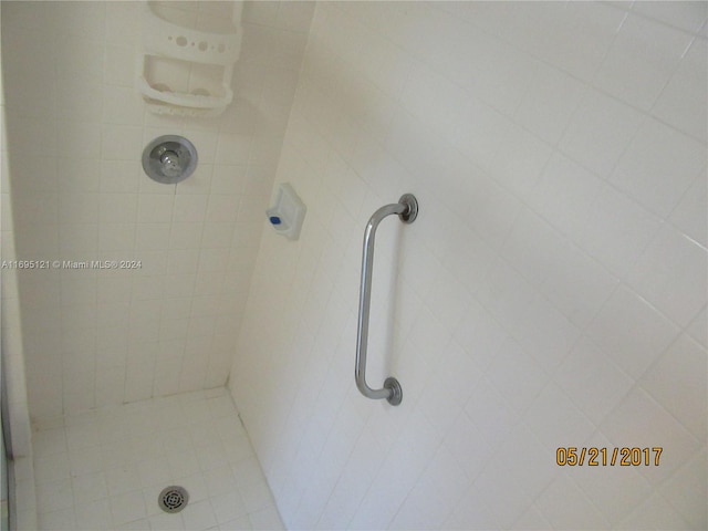 bathroom featuring a tile shower