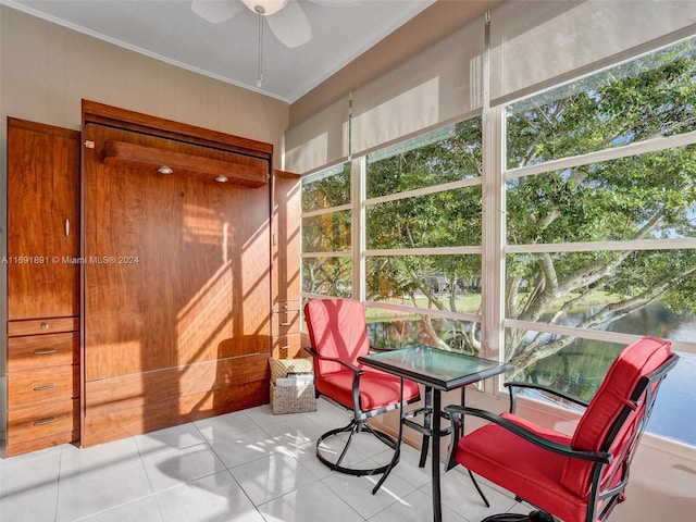 sunroom with ceiling fan