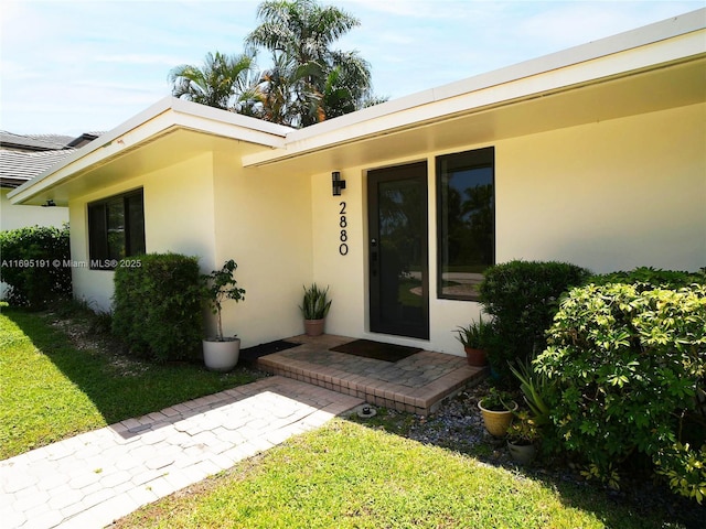 property entrance featuring a yard