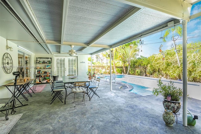 sunroom with ceiling fan