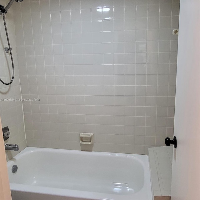 bathroom with tiled shower / bath combo