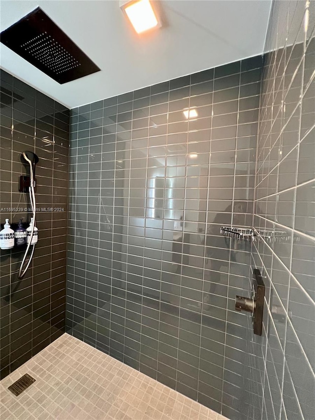 bathroom featuring tiled shower