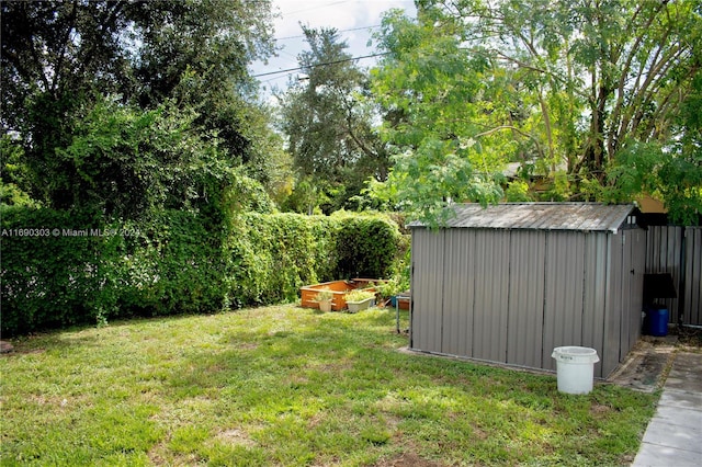 view of yard with a storage unit