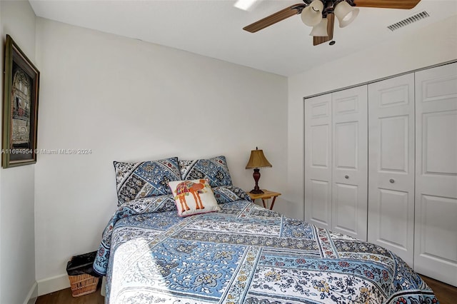 bedroom featuring ceiling fan, wood-type flooring, and a closet