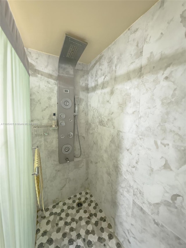 bathroom featuring a tile shower