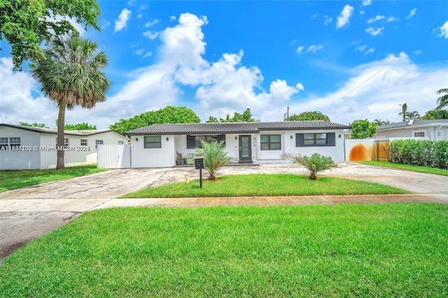 single story home with a front lawn