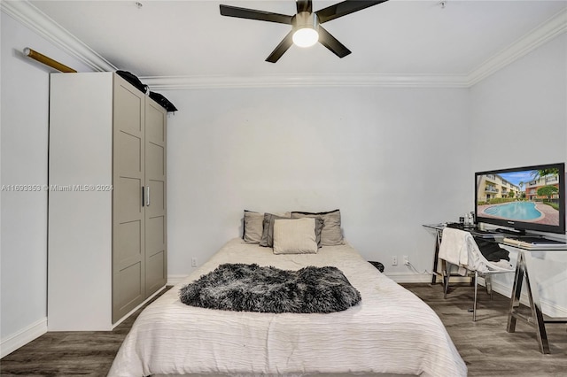 bedroom featuring dark hardwood / wood-style floors, ceiling fan, and crown molding