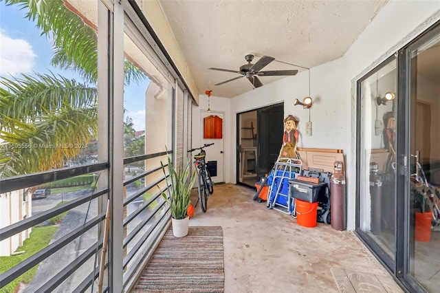 sunroom with ceiling fan