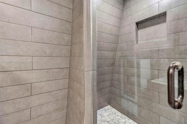 bathroom featuring a tile shower