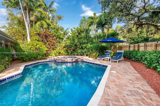 view of pool with an in ground hot tub and a patio area