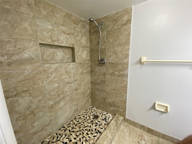 bathroom featuring a tile shower