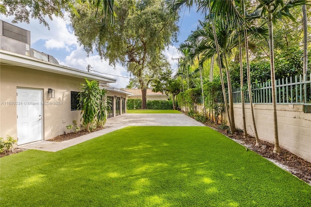 view of yard with a patio