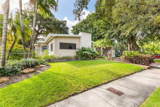 view of front of property featuring a front lawn