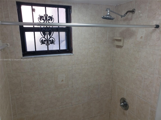 bathroom with tiled shower / bath