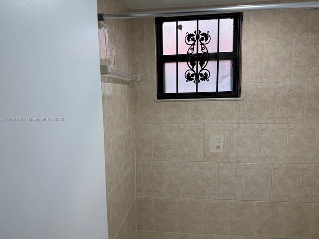 interior details with a tile shower