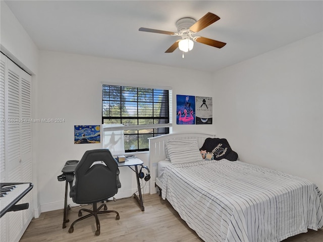 bedroom with ceiling fan, light wood-type flooring, and a closet