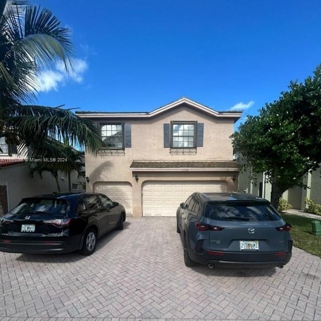 view of front property featuring a garage