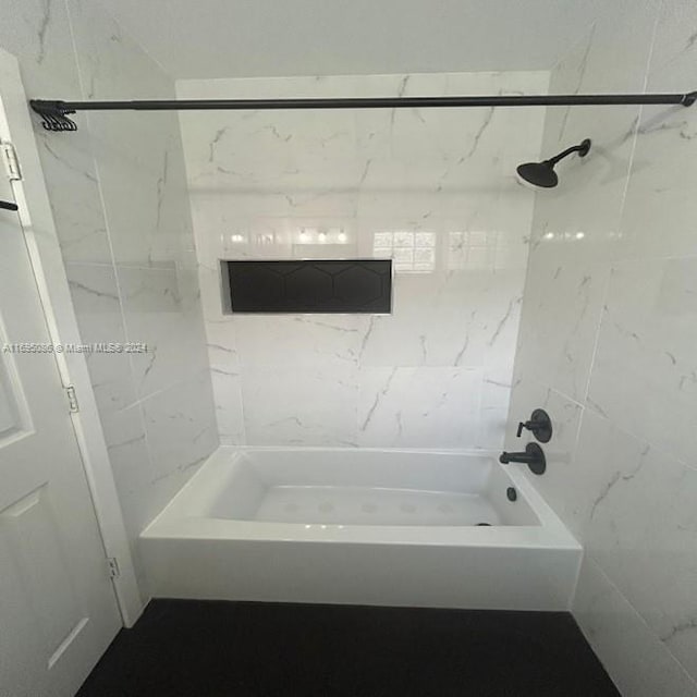 bathroom with tiled shower / bath