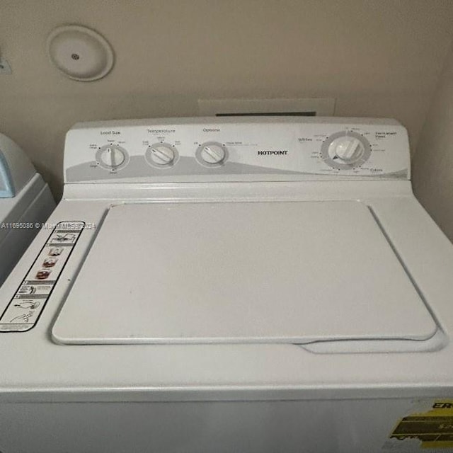 laundry area with washer / clothes dryer