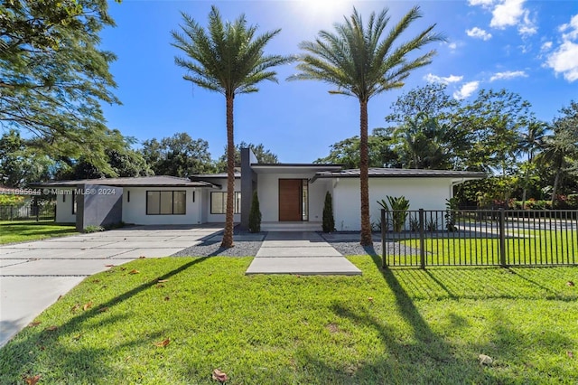 single story home featuring a front lawn