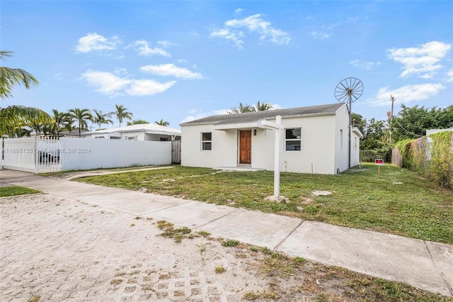 view of front of property featuring a front yard