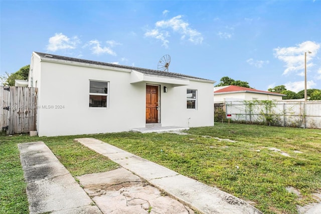 view of front of property featuring a front yard