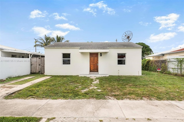 view of front of property featuring a front lawn