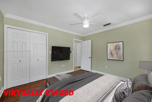 bedroom with ceiling fan, wood-type flooring, crown molding, and a closet