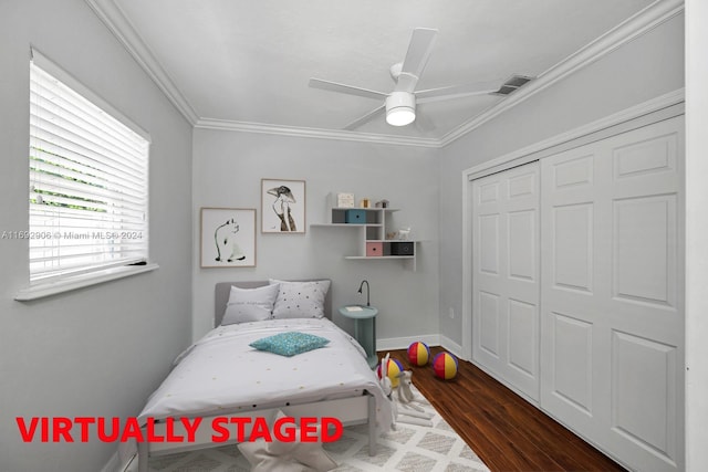 bedroom with dark hardwood / wood-style floors, a closet, ornamental molding, and ceiling fan