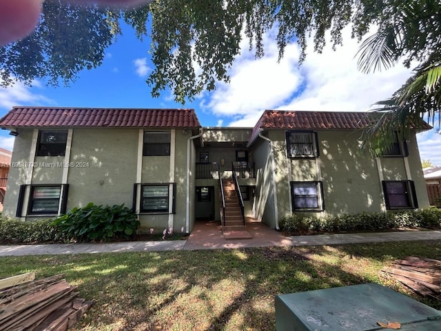 view of front of house featuring a front lawn