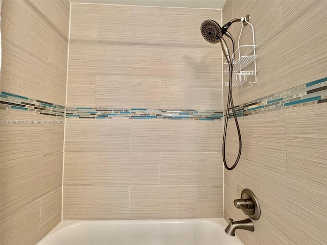 bathroom featuring tiled shower / bath combo