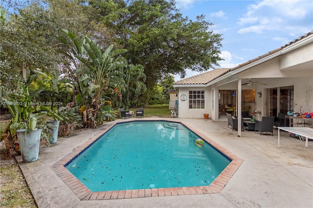 view of swimming pool featuring ceiling fan, a patio area, and an outdoor hangout area