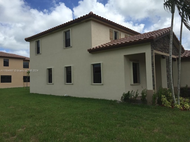 view of side of property featuring a lawn