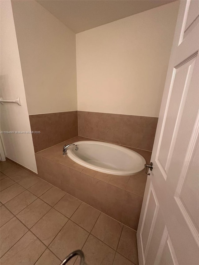 515 SE 35th Ave, Homestead, FL 33033 - full bath featuring a bath and tile patterned floors