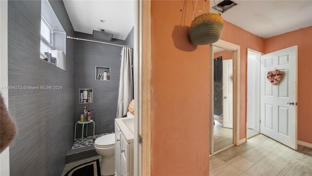 bathroom featuring a shower with shower curtain and toilet