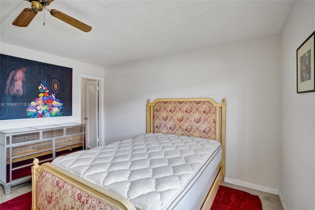 bedroom featuring ceiling fan, carpet floors, and a textured ceiling